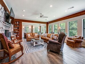 Smart-TV, Kamin, Videospiele, DVD-Player