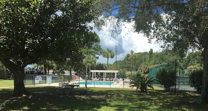 CONDO Water front, bay breeze, fishing paradise and family friendly 2 bedroom