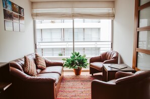 Apartment, 1 Schlafzimmer | Wohnzimmer | 32-Zoll-Flachbildfernseher mit Kabelempfang, Fernseher