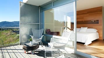 Deluxe maisonnette, 1 queensize bed, terras, uitzicht op zee | Een bureau, een laptopwerkplek, gratis wifi, beddengoed