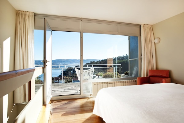 Deluxe Duplex, 1 Queen Bed, Terrace, Ocean View | Desk, laptop workspace, free WiFi, bed sheets