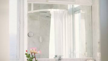 Dupleks Deluks, 1 Tempat Tidur Queen, teras, pemandangan samudra | Kamar mandi | Shower, pengering rambut, kloset, dan handuk