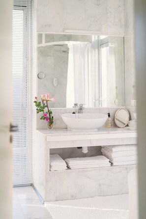Deluxe Duplex, 1 Queen Bed, Terrace, Ocean View | Bathroom | Shower, hair dryer, bidet, towels - Hotel A Miranda (Carino)