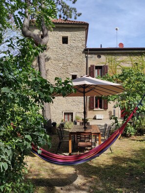 Outdoor dining - Romantic tower house with swimming pool (Ravenna, Bologna, Florence) (Casola Valsenio)