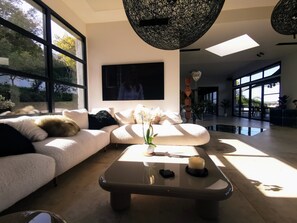 Älytelevisio, takka, pöytäjalkapallopöytä, stereot