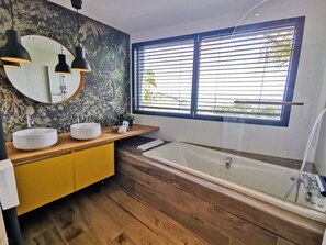 Combined shower/tub, jetted tub, hair dryer, towels