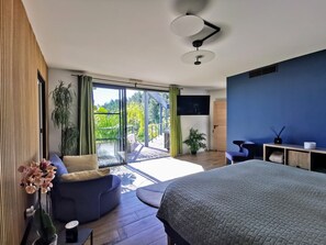 5 bedrooms, iron/ironing board, free WiFi, bed sheets