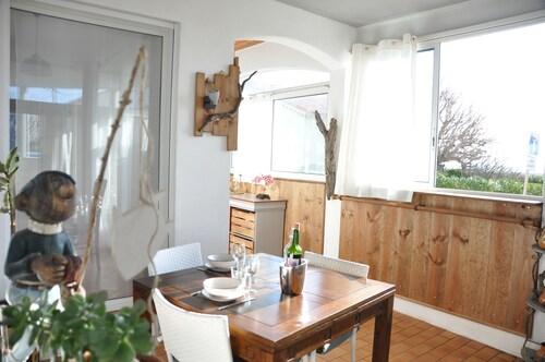 Large T3 with terrace, sea view, 20 metres from the beach