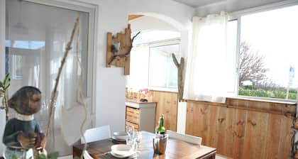 Large T3 with terrace, sea view, 20 metres from the beach