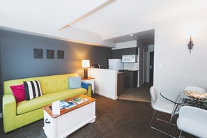 Een televisie en een open haard