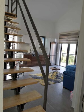 全景复式房, 2 间卧室, 海景 | 客厅 | 液晶电视