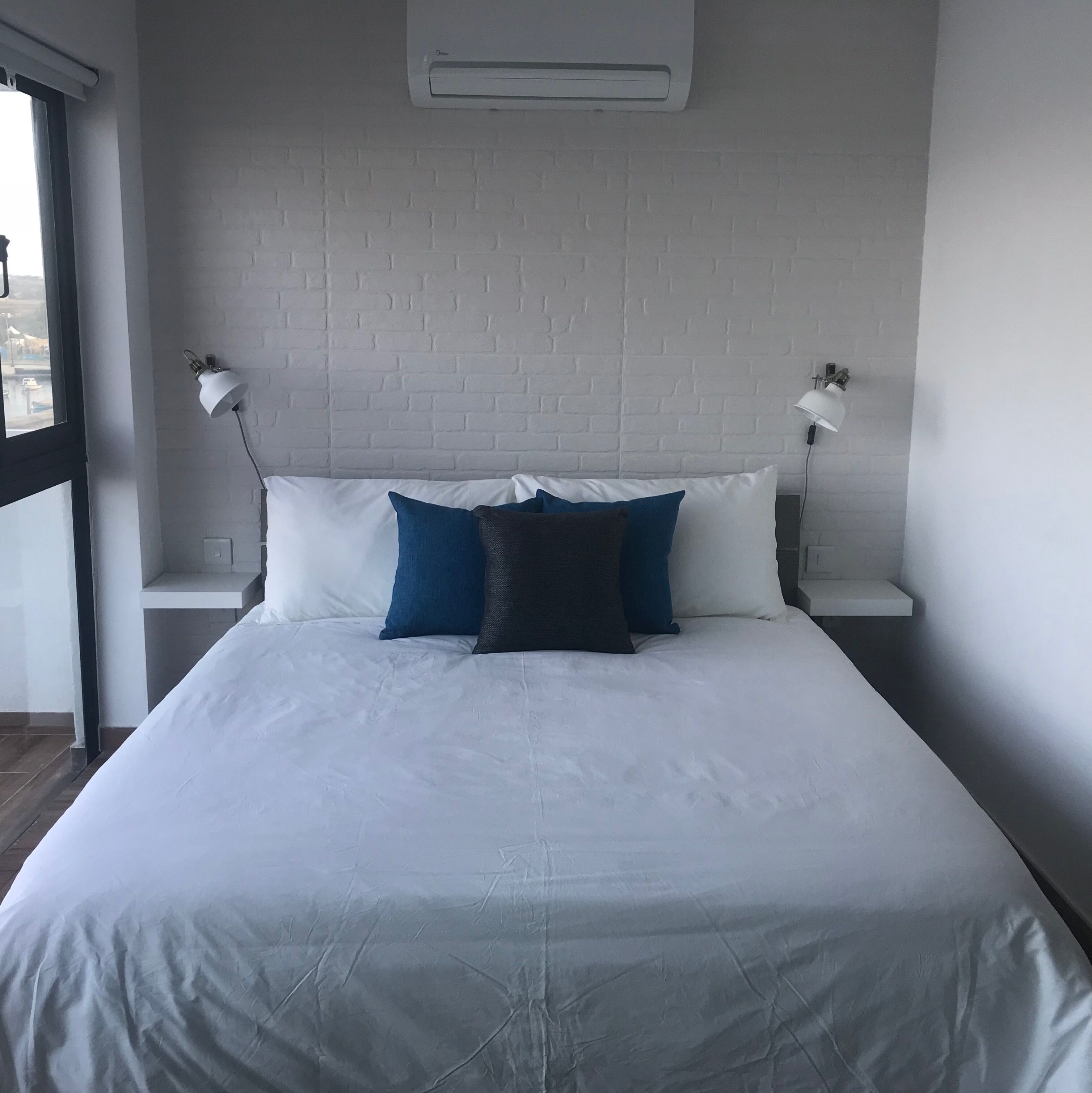 1 habitación, escritorio, tabla de planchar con plancha y cuna de viaje 