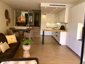 4 dormitorios, cortinas opacas, sistema de insonorización