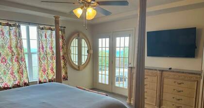 Kaupungin valot yöllä ja vuoret päivällä