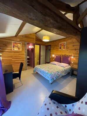 1 bedroom, WiFi, wheelchair access - LILAC SUITE BATHROOM AND WC PRIVATE (Saint-Jean-De-Sauves)