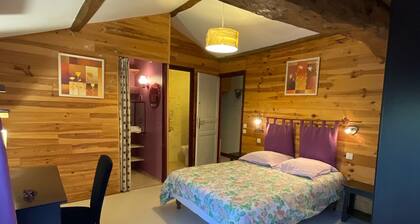 SUITE LILAS WC ET SALLE D'EAU PRIVATIF