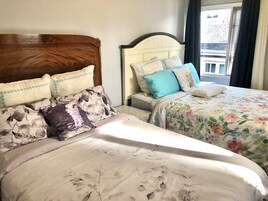 Escritorio, tabla de planchar con plancha, wifi gratis y ropa de cama 