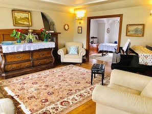 Living area - The Sunshine House (Vancouver)