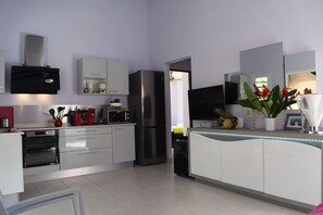 Kjøleskap, mikrobølgeovn, ovn og kokeplater