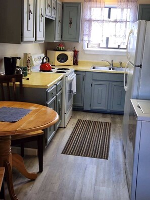 Fridge, microwave, oven, stovetop - Ideal location - Walk to Settler's  Green Shops, Restaurants  Pets OK.  (Conway)