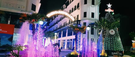 Facciata della struttura - sera/notte
