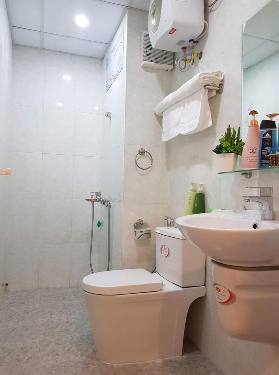 Een badkamer met toilet, wastafel en douche.
