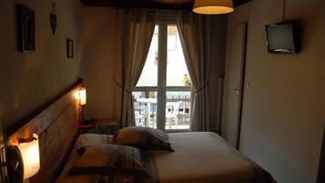 Double Room, Ensuite | Individually decorated, individually furnished, iron/ironing board