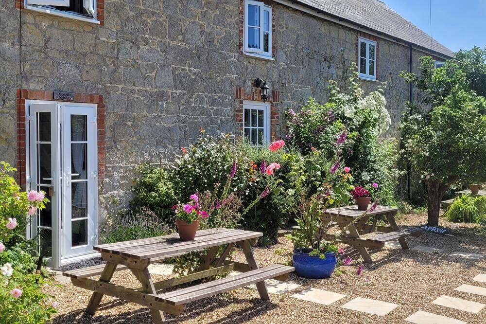 Stone cottage in idyllic location, surrounded by countryside, close to beaches.