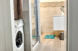 Dusche, Haartrockner, Bidet, Handtücher