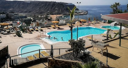 Apartment with 180 degree panoramic sea and mountain views in the warm south of Gran Canaria