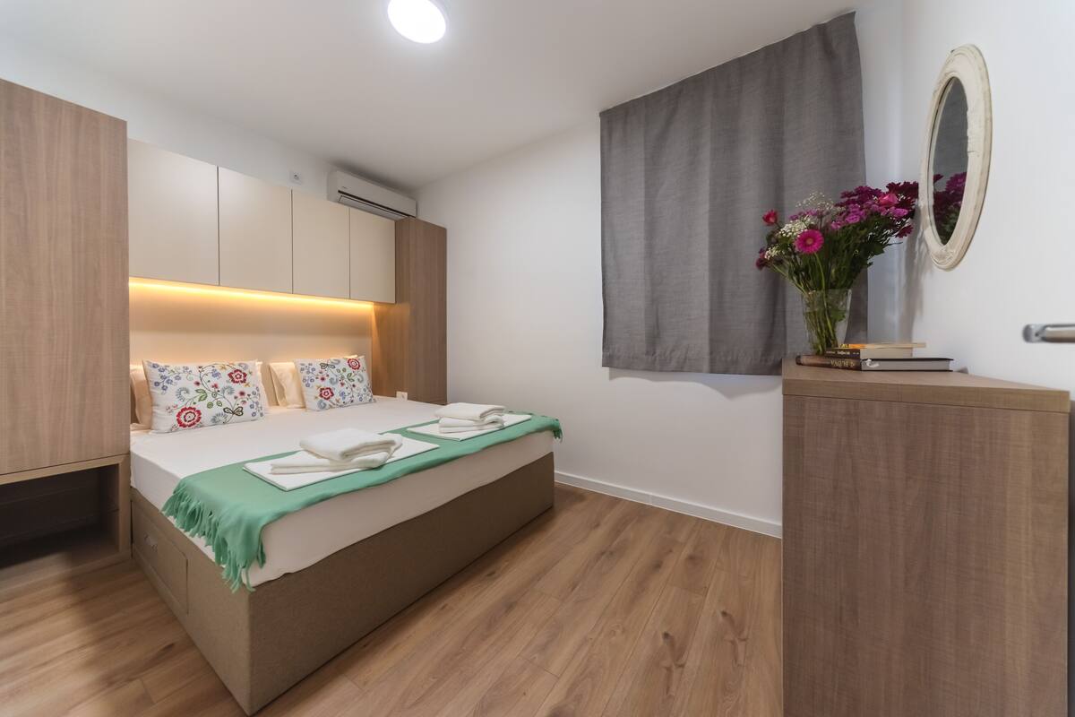 Classic Apartment, 1 Bedroom, Non Smoking, Partial Sea View | 2 bedrooms, individually decorated, individually furnished, desk