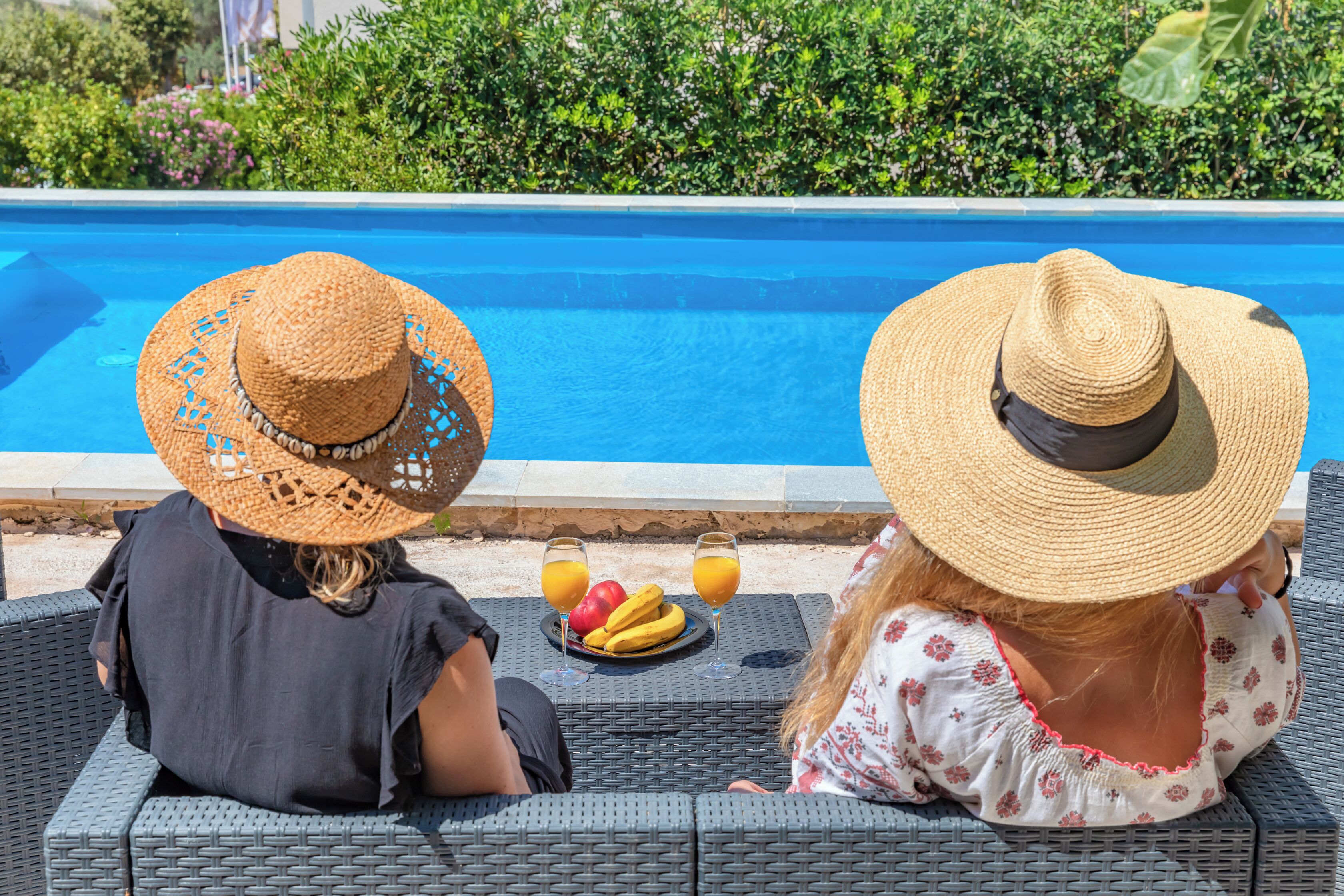 Een seizoensgebonden buitenzwembad en parasols bij het zwembad