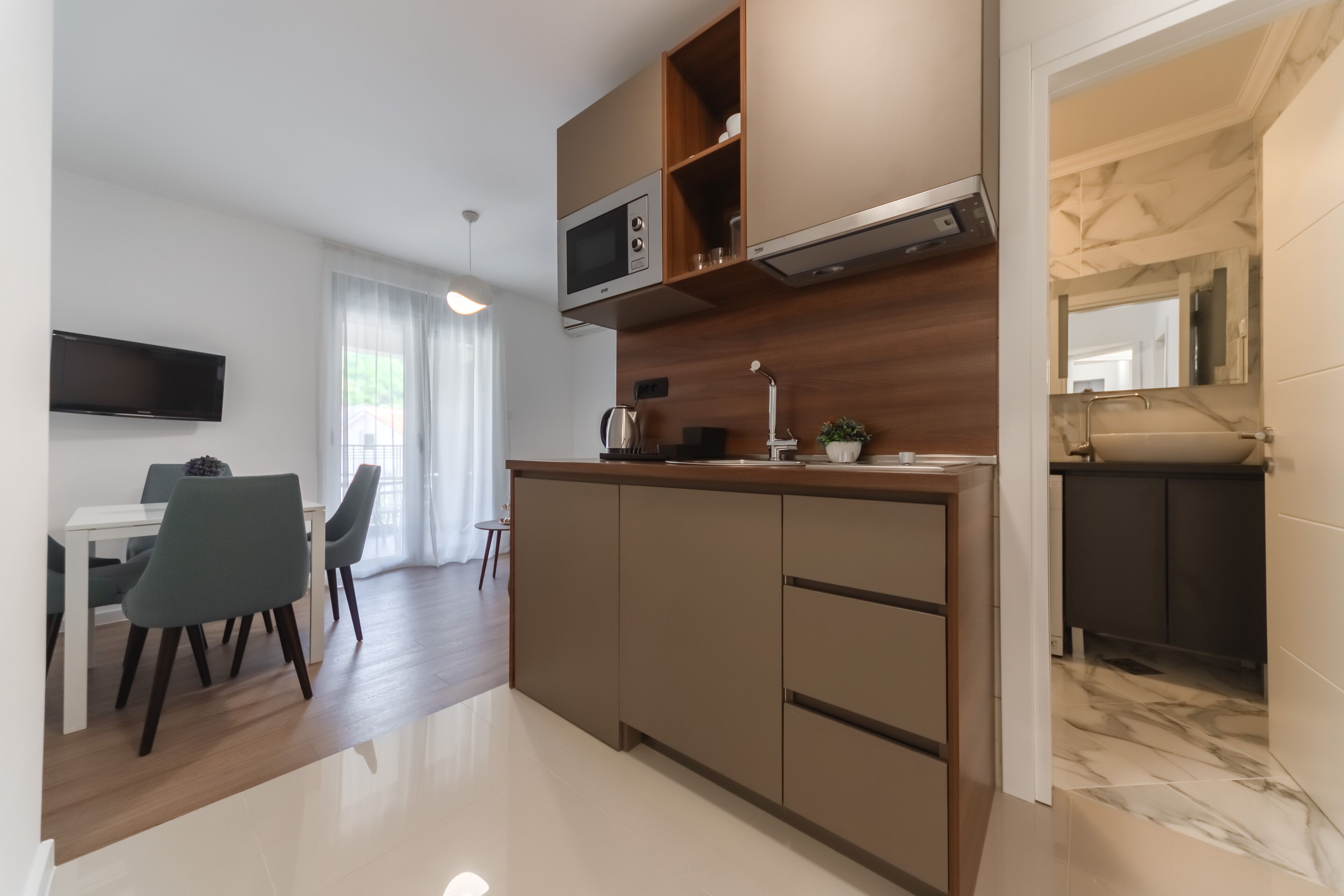 Klassiek appartement, 1 slaapkamer, niet-roken, gedeeltelijk uitzicht op zee | Privékeuken | Een koelkast/vriezer, een magnetron, een waterkoker