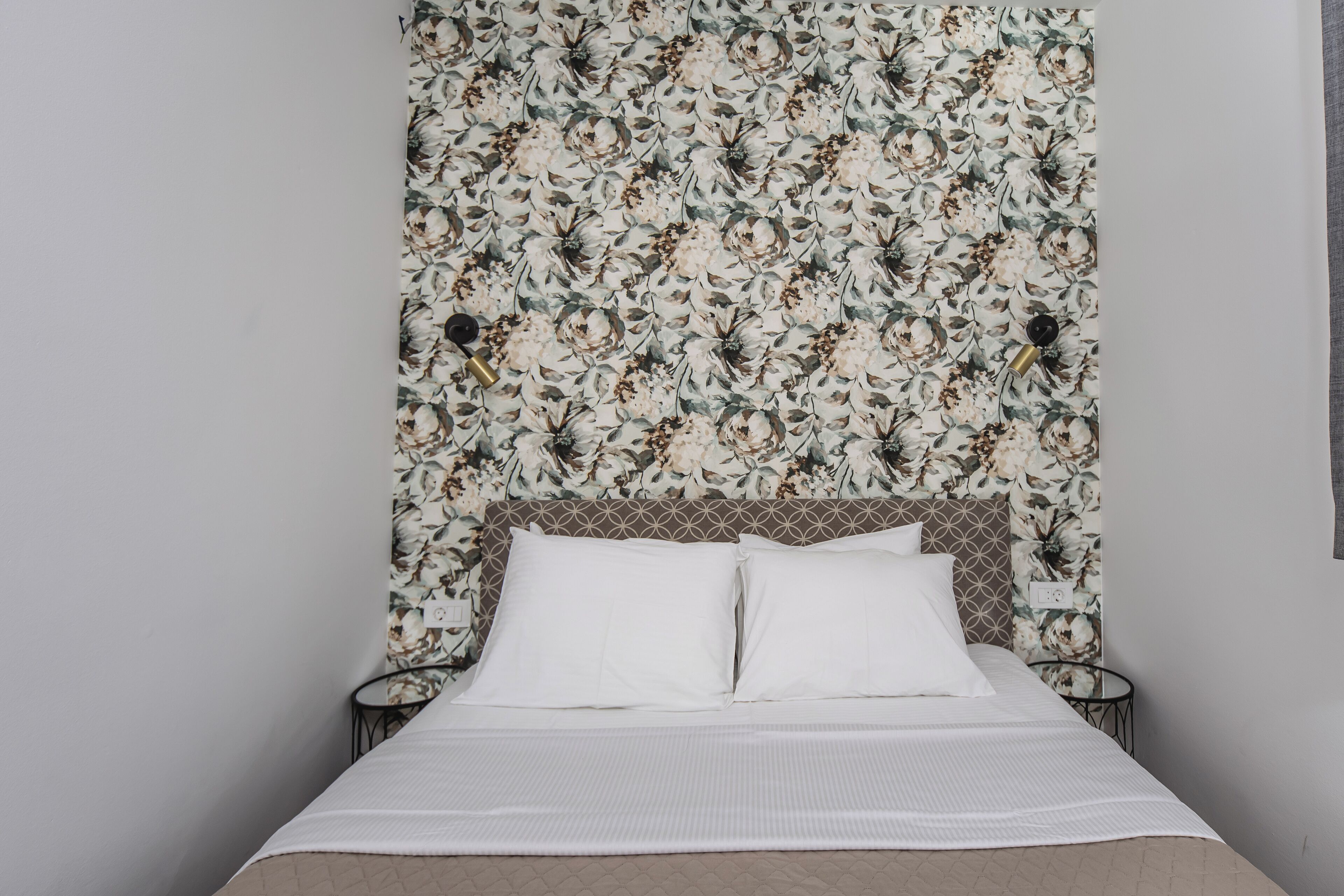 패밀리 아파트 | 각각 다른 스타일의 인테리어, 각각 다르게 가구 비치, 책상, 다리미/다리미판