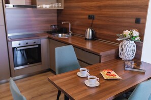 Comfort Apartment, 2 Bedrooms, Non Smoking, Sea View | Dining room