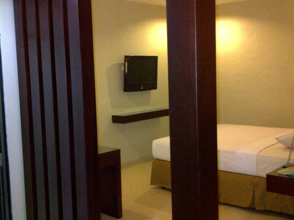 Deluxe Suite | Desk, bed sheets - Citra Raya Hotel Banjarmasin (Banjarmasin)