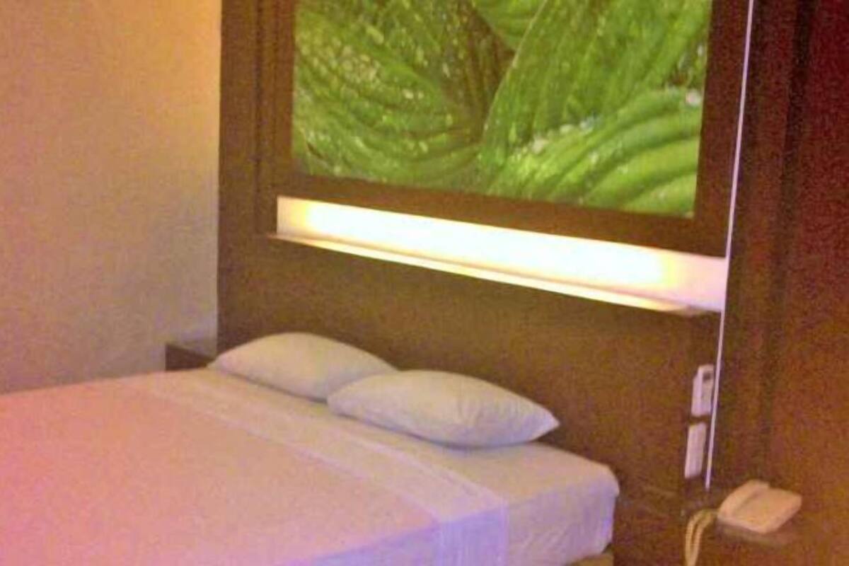 Escritorio y ropa de cama