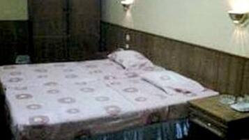 Superior Room | Desk, bed sheets