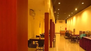Un restaurant doté d’un long comptoir et de nombreuses tables.
