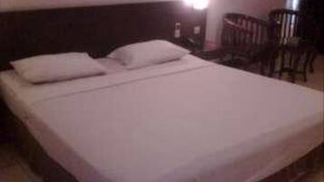 Suite | Desk, bed sheets