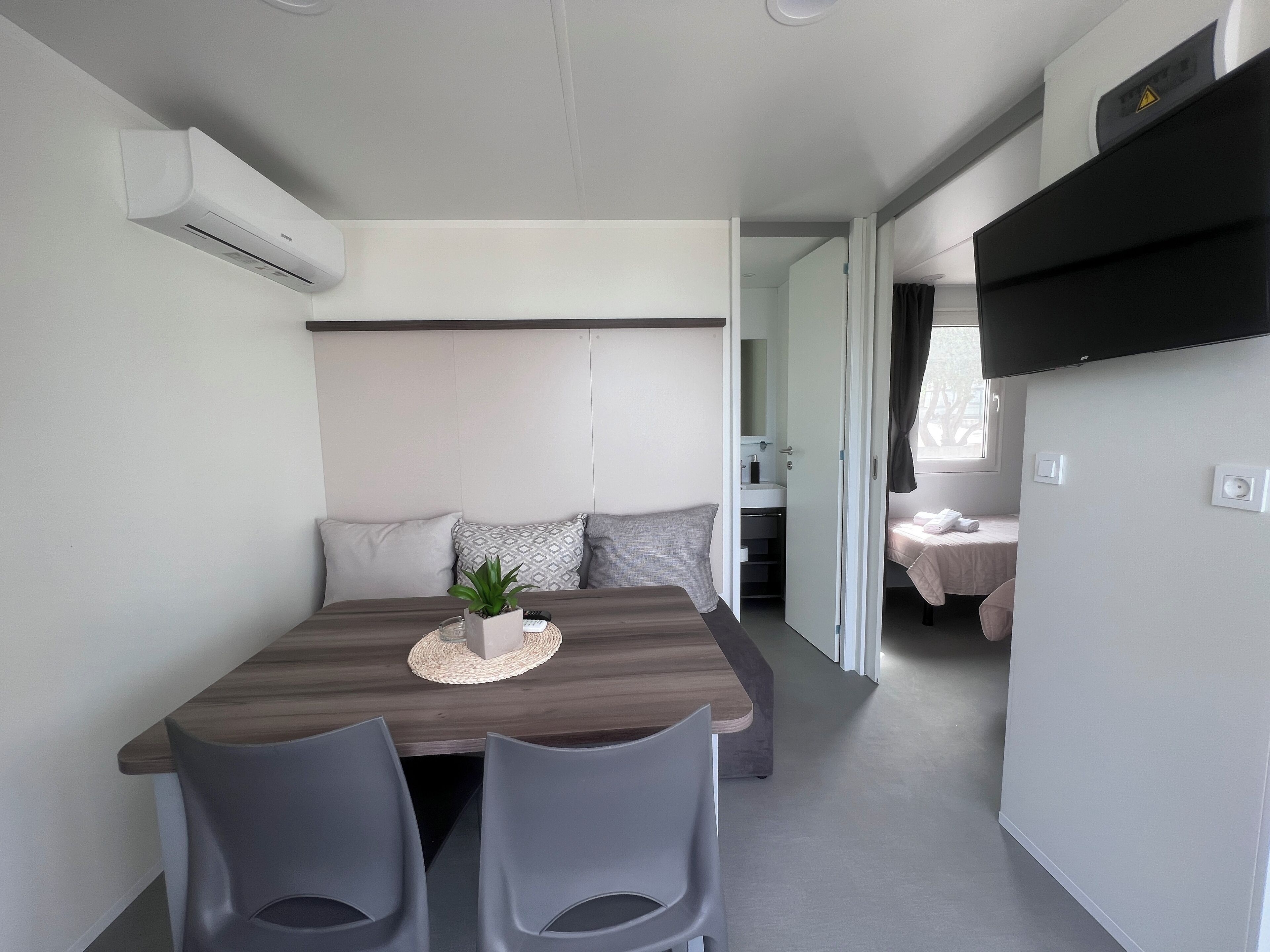 Mobile Home Premium | Wohnbereich | Flachbildfernseher