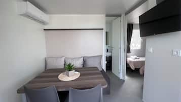 Mobile Home Premium | Wohnbereich | Flachbildfernseher