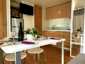 Nhà di động Deluxe (Adria 106) | Bếp riêng | Tủ lạnh, lò vi sóng, bếp nấu, ấm điện