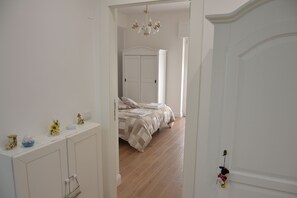 Quarto casal standard, vista para a cidade | Roupas de cama premium, escrivaninha, quartos à prova de som