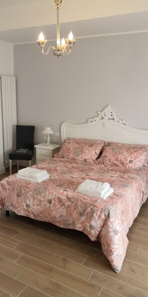 Quarto triplo standard, vista para a cidade | Roupas de cama premium, escrivaninha, quartos à prova de som