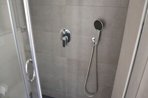 Habitación triple estándar, vista a la ciudad | Baño | Regadera, regadera tipo lluvia, amenidades de baño gratuitas 