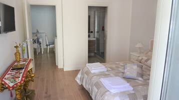 Standard-Doppelzimmer, Stadtblick | Hochwertige Bettwaren, Schreibtisch, schallisolierte Zimmer