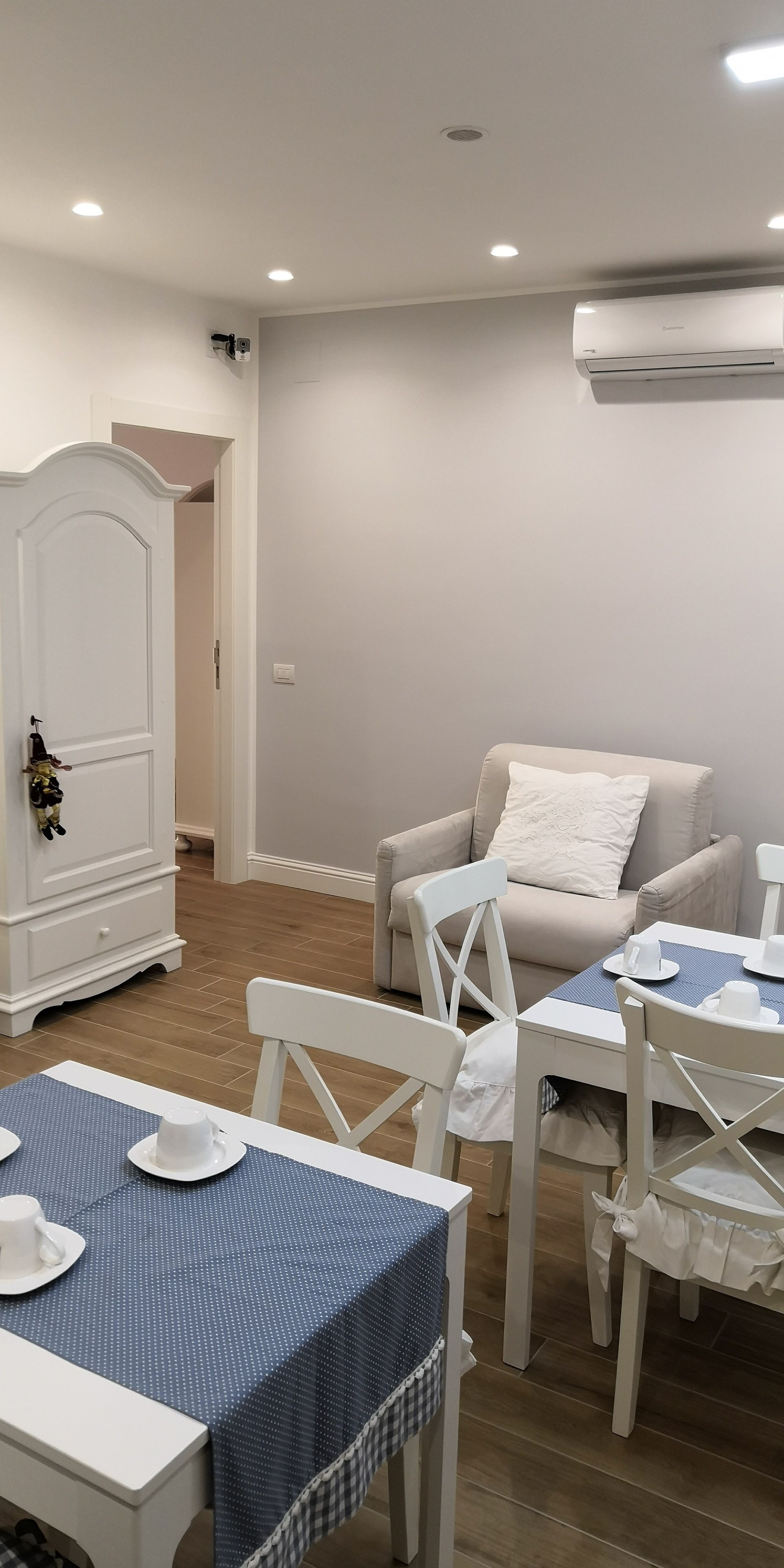 Großer Kühlschrank, Mikrowelle, Herdplatte, Espressomaschine