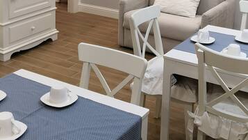 Großer Kühlschrank, Mikrowelle, Herdplatte, Espressomaschine