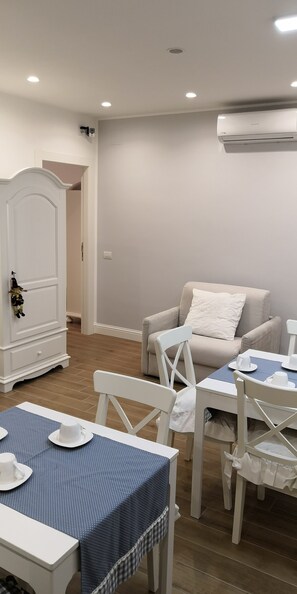 Grand réfrigérateur, micro-ondes, plaque de cuisson, machine à expresso